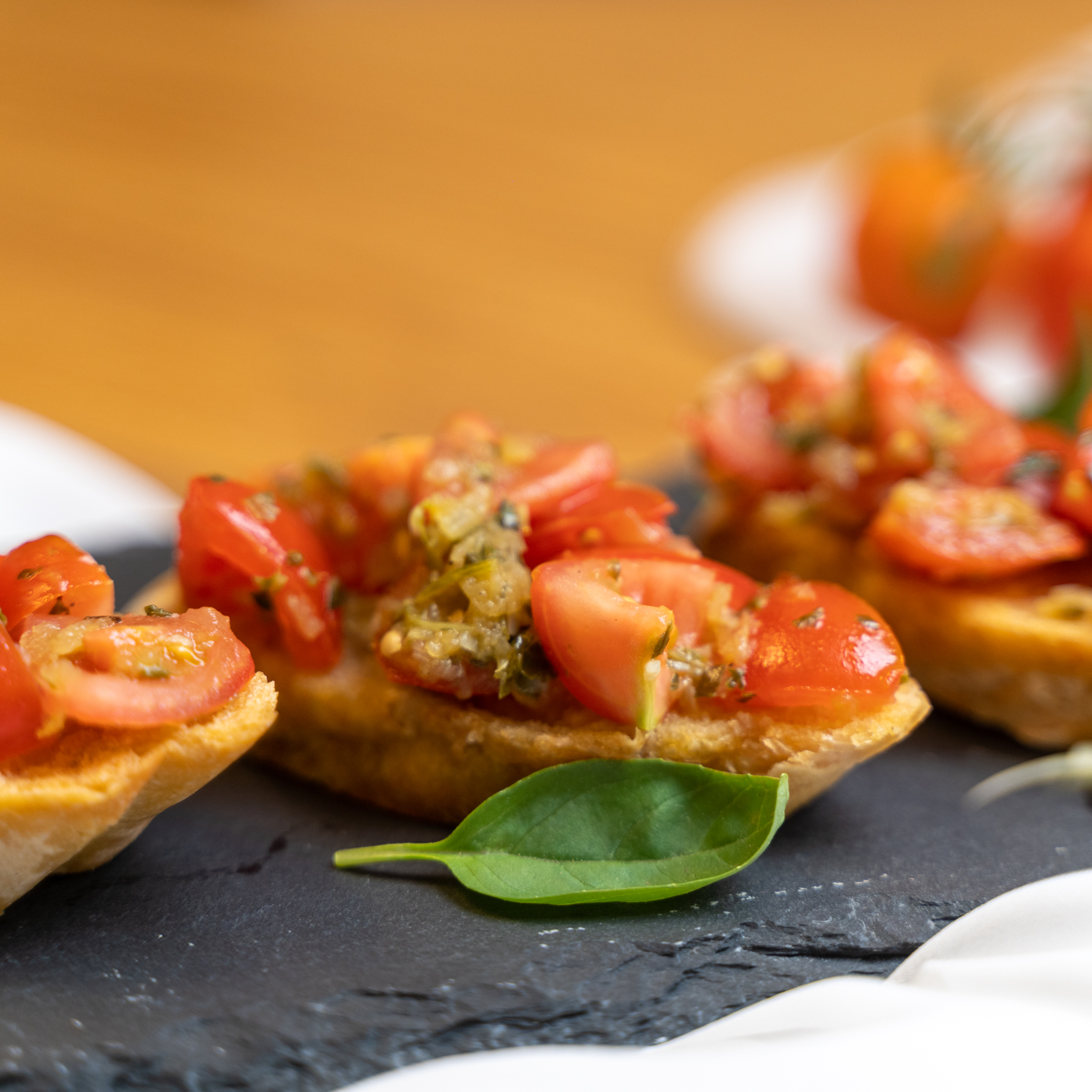 Klassisches Bruschetta mit Tomate - YUMMYFOODbyirina