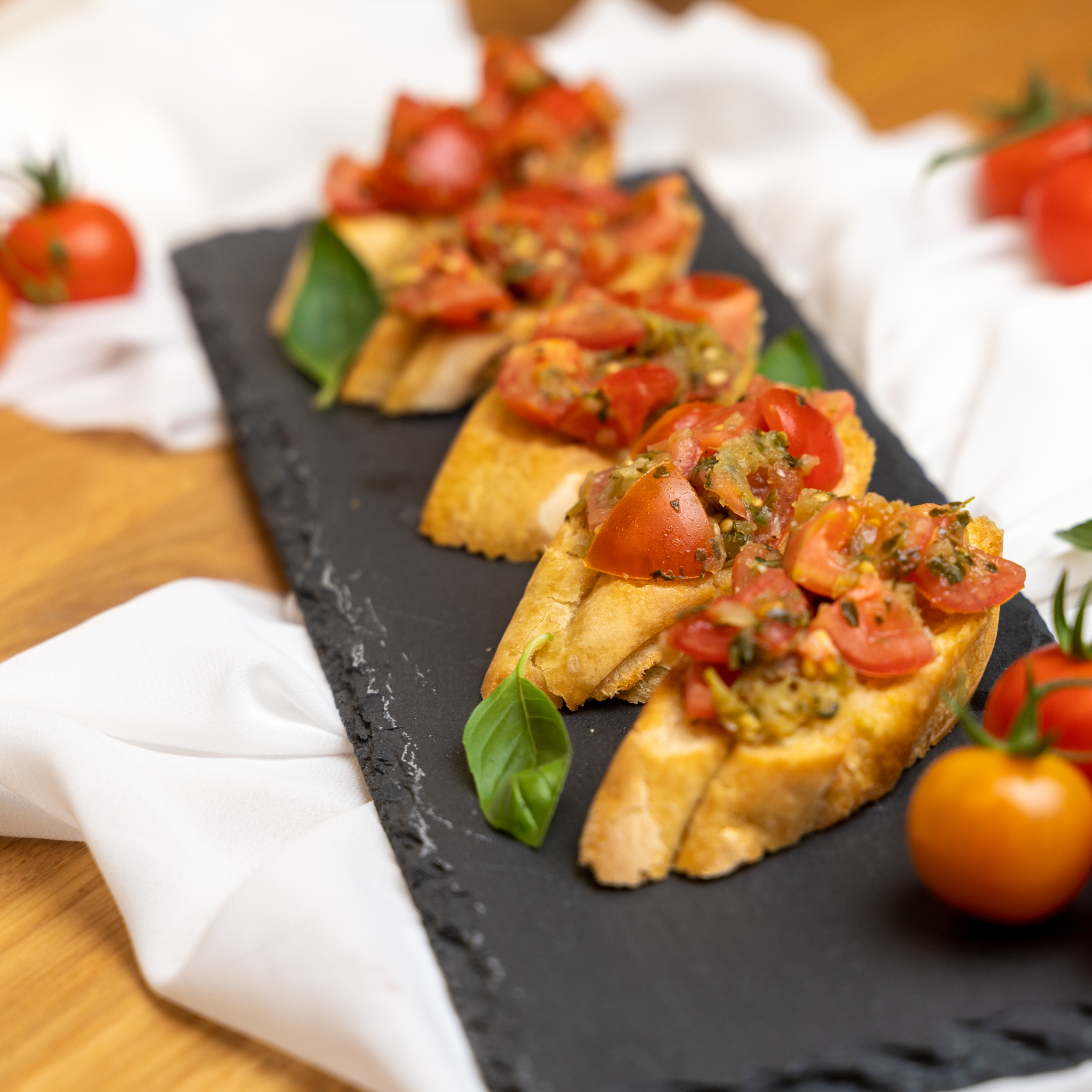 Klassisches Bruschetta mit Tomate - YUMMYFOODbyirina